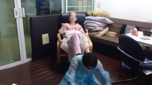 แข็งแรงสุดๆ คุณยายมารศรี พาออกกำลังกายขา  