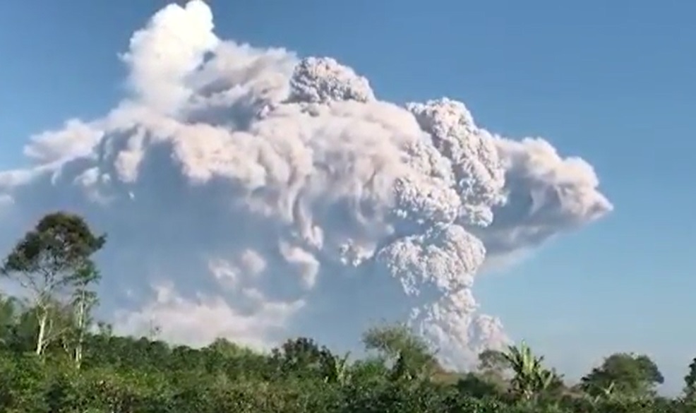 ภูเขาไฟ ชินาบุง ในอินโดฯปะทุ พ่นเถ้าถ่านสูง 7 กม.