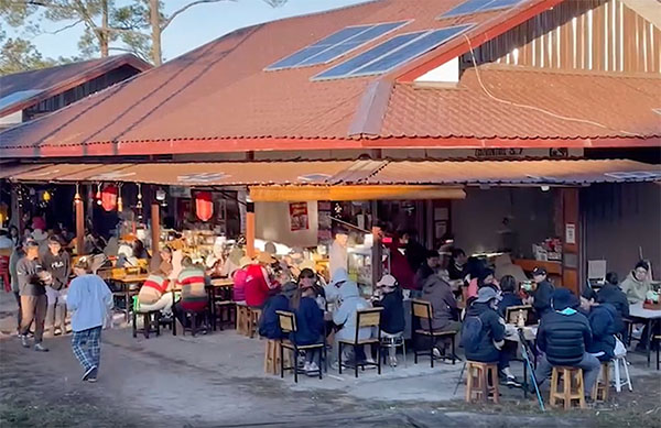 ภูกระดึงน้ำดื่มขาดแคลน-นทท.กว่า 2 พันคนต้องดื่มน้ำฝนแทน ภูกระดึงน้ำดื่มขาดแคลน-นทท.กว่า 2 พันคนต้องดื่มน้ำฝนแทน