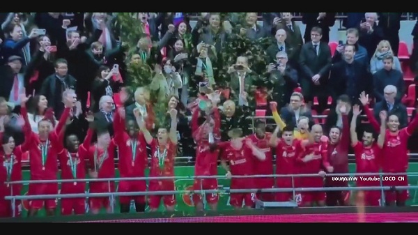 แอ๊ด คาราบาว มอบถ้วยให้กัปตันทีมลิเวอร์พูล  (มีคลิป)