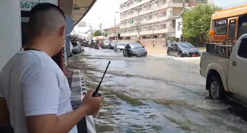 แยกพระราม 5 สาหัส! น้ำท่วมสูงรถผ่านไม่ได้ จนท.ปิดจราจรชั่วคราว