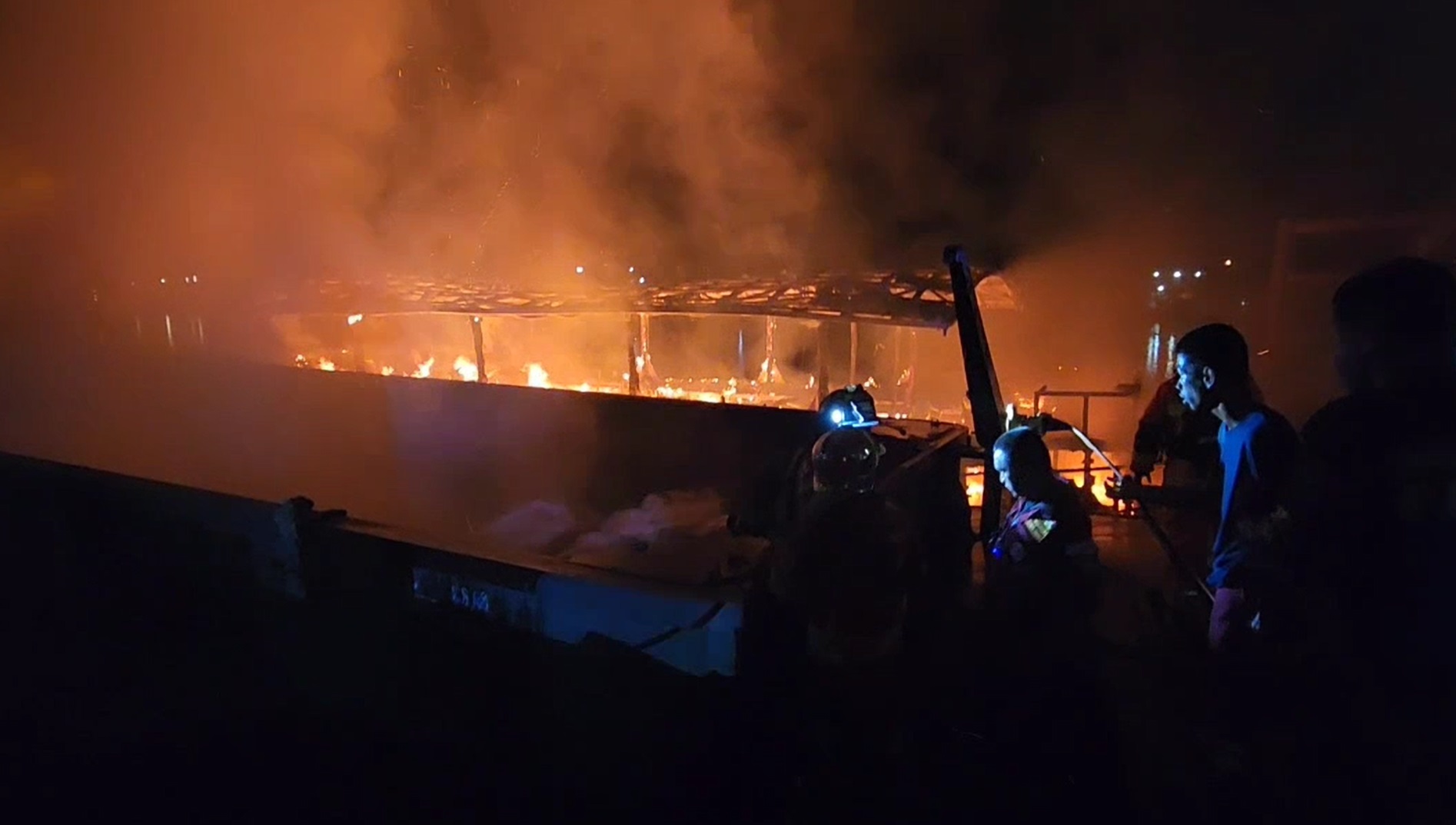 ระทึกกลางดึก!  ไฟไหม้เรือริมแม่น้ำเจ้าพระยา วอดทั้งลำ