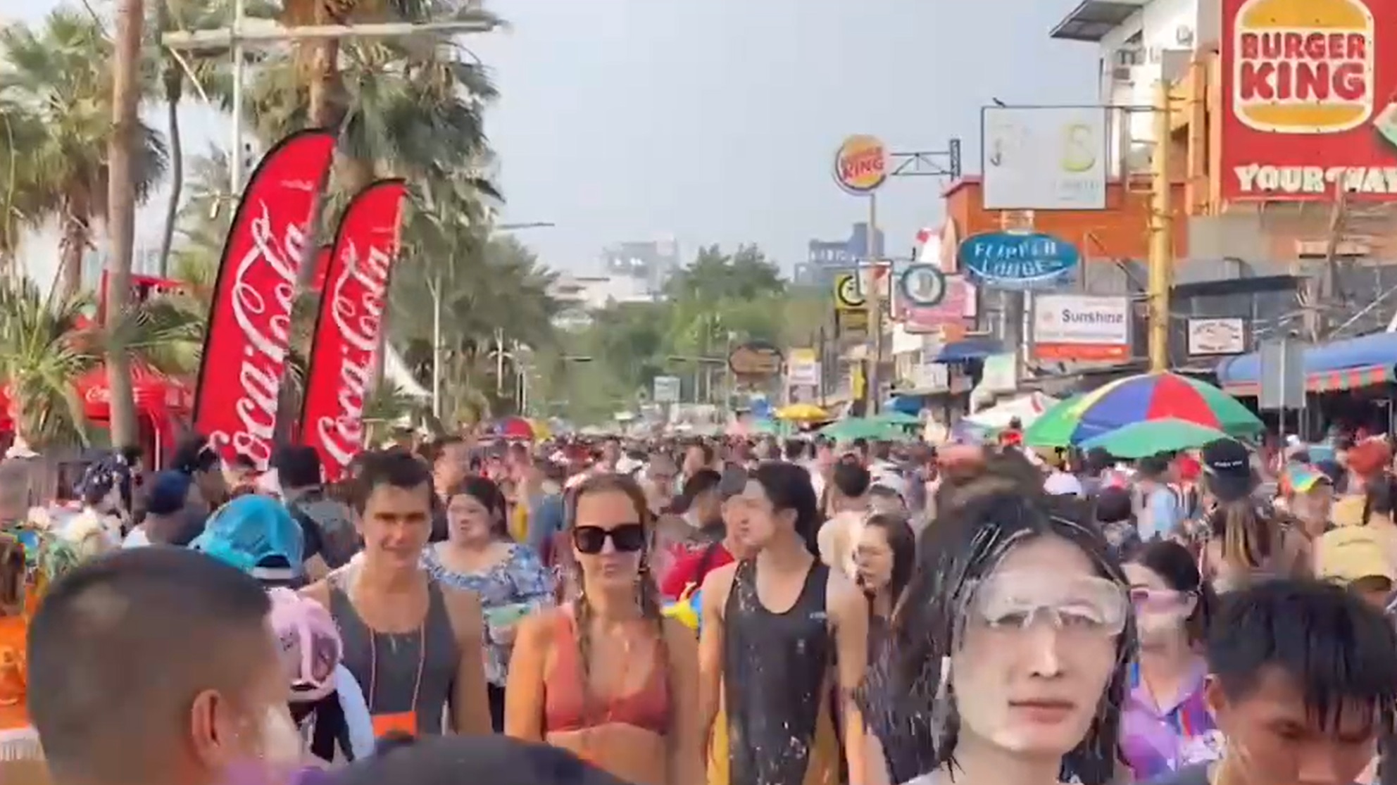 วันไหลพัทยา 2566 ส่องบรรยากาศประชาชนแห่เล่นน้ำชุ่มฉ่ำทั้งเมือง! วันไหลพัทยา 2566 ส่องบรรยากาศประชาชนแห่เล่นน้ำชุ่มฉ่ำทั้งเมือง!