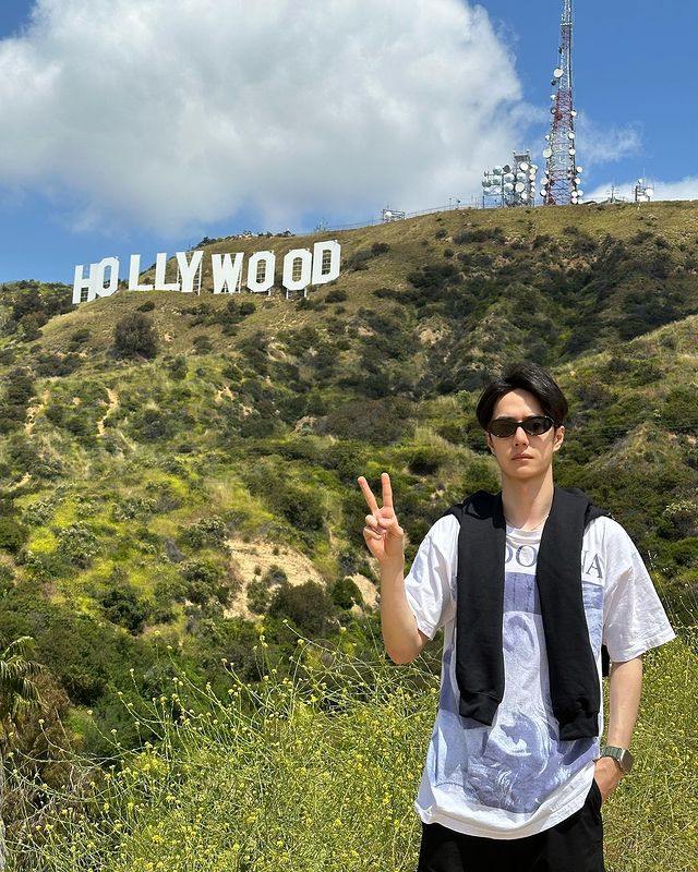 แฟนๆ ชื่นชม!! ‘หวังอี้ป๋อ’ ลัดฟ้าเยือนญี่ปุ่น สวมเสื้อพิมพ์ลายดอกไม้เปี่ยมความหมาย