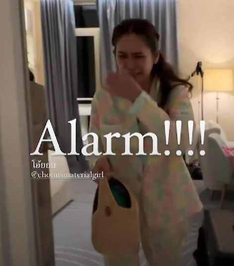 ผู้ประสบภัย ชมพู่ อารยา หอบของหนีนาทีระทึกที่ฝรั่งเศส ผู้ประสบภัย ชมพู่ อารยา หอบของหนีนาทีระทึกที่ฝรั่งเศส