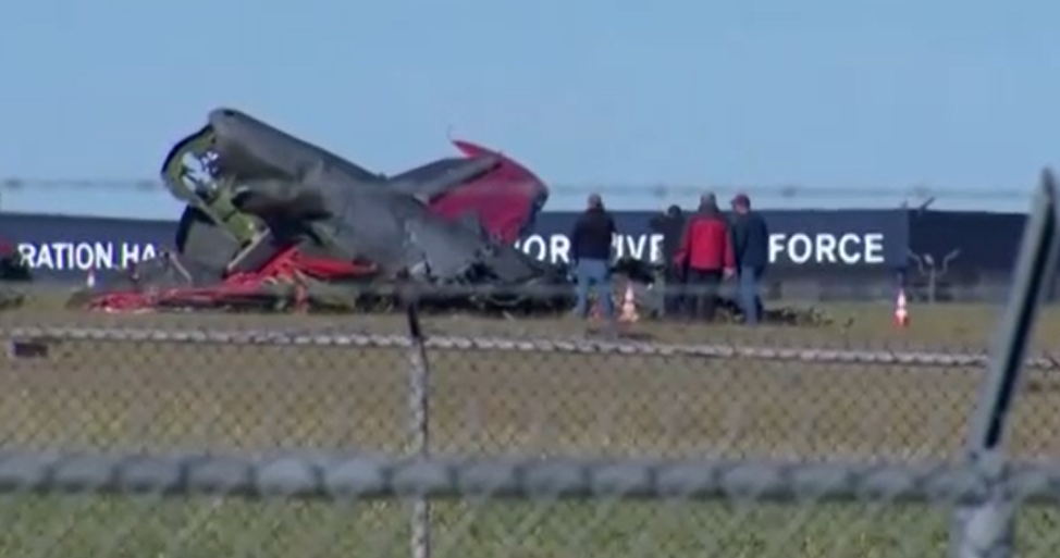 ระทึก! เปิดนาที เครื่องบินสมัยสงครามโลก 2 ลำ พุ่งชนกันกลางอากาศ