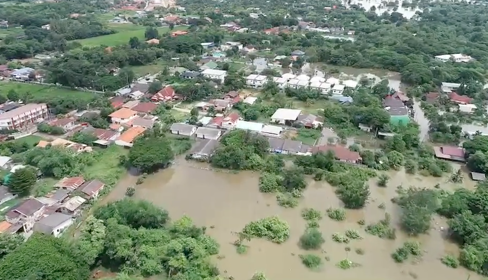 เปิดภาพมุมสูงลำน้ำชีทะลักเมืองขอนแก่น เตือนปชช.ใกล้ลำห้วยขุดกว้างขนของขึ้นที่สูง เปิดภาพมุมสูงลำน้ำชีทะลักเมืองขอนแก่น เตือนปชช.ใกล้ลำห้วยขุดกว้างขนของขึ้นที่สูง