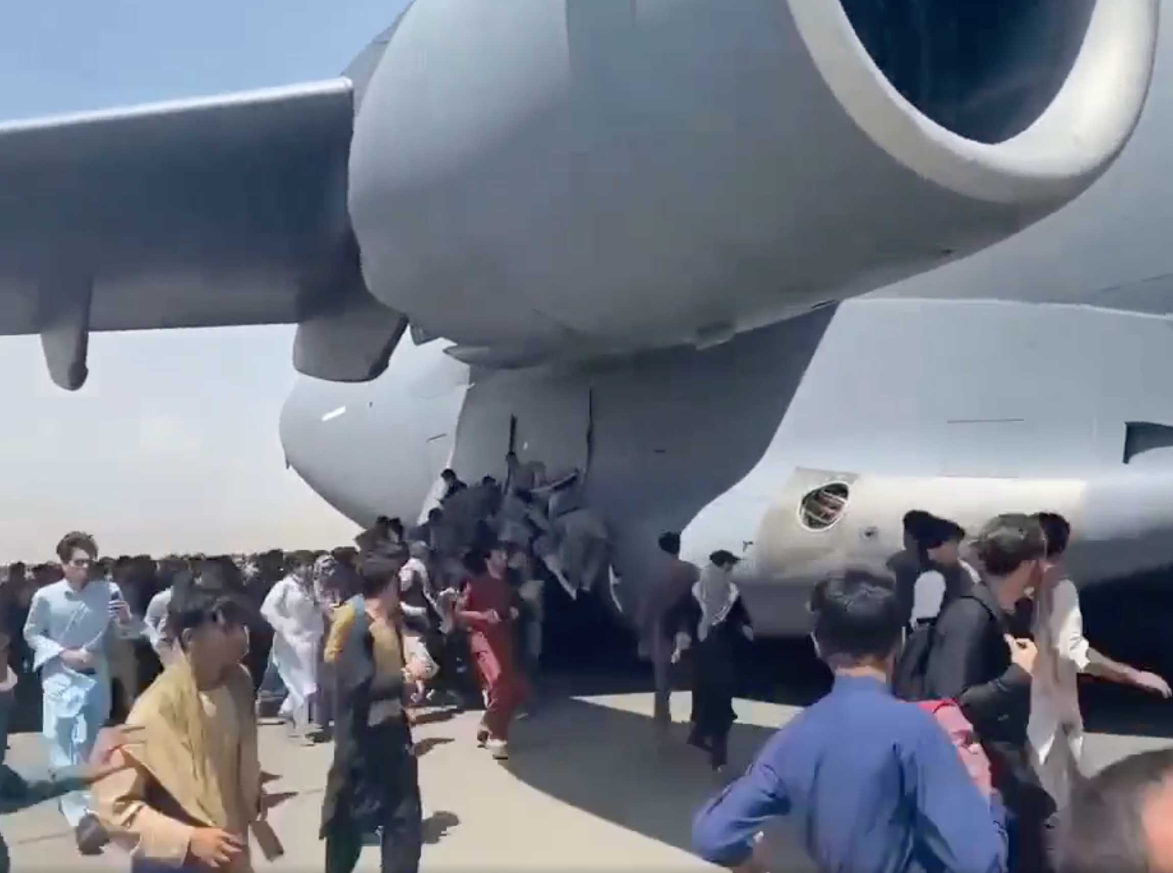 เปิดคลิป สนามบินกรุงคาบูลวุ่น!คนอัฟกันฯแห่หนีตาลีบันออกนอกประเทศ เปิดคลิป สนามบินกรุงคาบูลวุ่น!คนอัฟกันฯแห่หนีตาลีบันออกนอกประเทศ