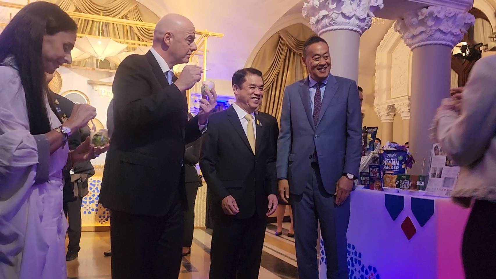 นายกฯ เปิดทำเนียบต้อนรับคณะผู้บริหารจาก FIFA อดีตดาวเตะระดับโลกร่วมงานเพียบ