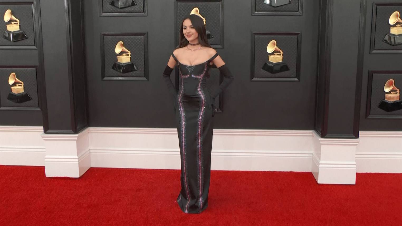 บิลลี ไอลิช, โอลิเวีย รอดริโก และ ดัว ลิปา นำทีมศิลปินเฉิดฉายบนพรมแดงงาน Grammy Awards ครั้งที่ 64