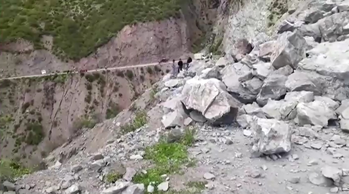 เปิดภาพนาที ดินและหินถล่ม ทับทางหลวงในเปรู รถตกค้างเพียบ!