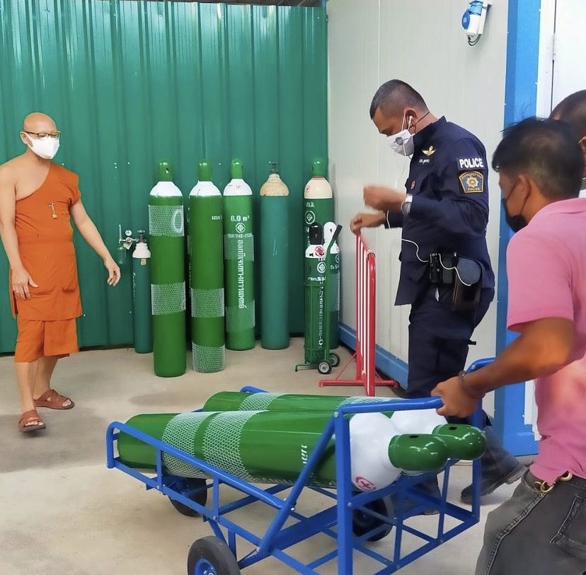 เชียร์ ฑิฆัมพร มอบถังออกซิเจน ให้ที่ รพ.สนามวัดช่องลม เชียร์ ฑิฆัมพร มอบถังออกซิเจน ให้ที่ รพ.สนามวัดช่องลม