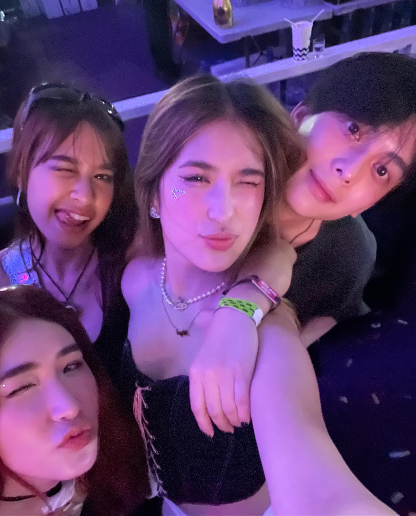 มิย่า แฮปปี้รัก อชิ อยู่ในสายตาผู้ใหญ่ แจงสตอรี่กอดกันแค่เล่นๆ