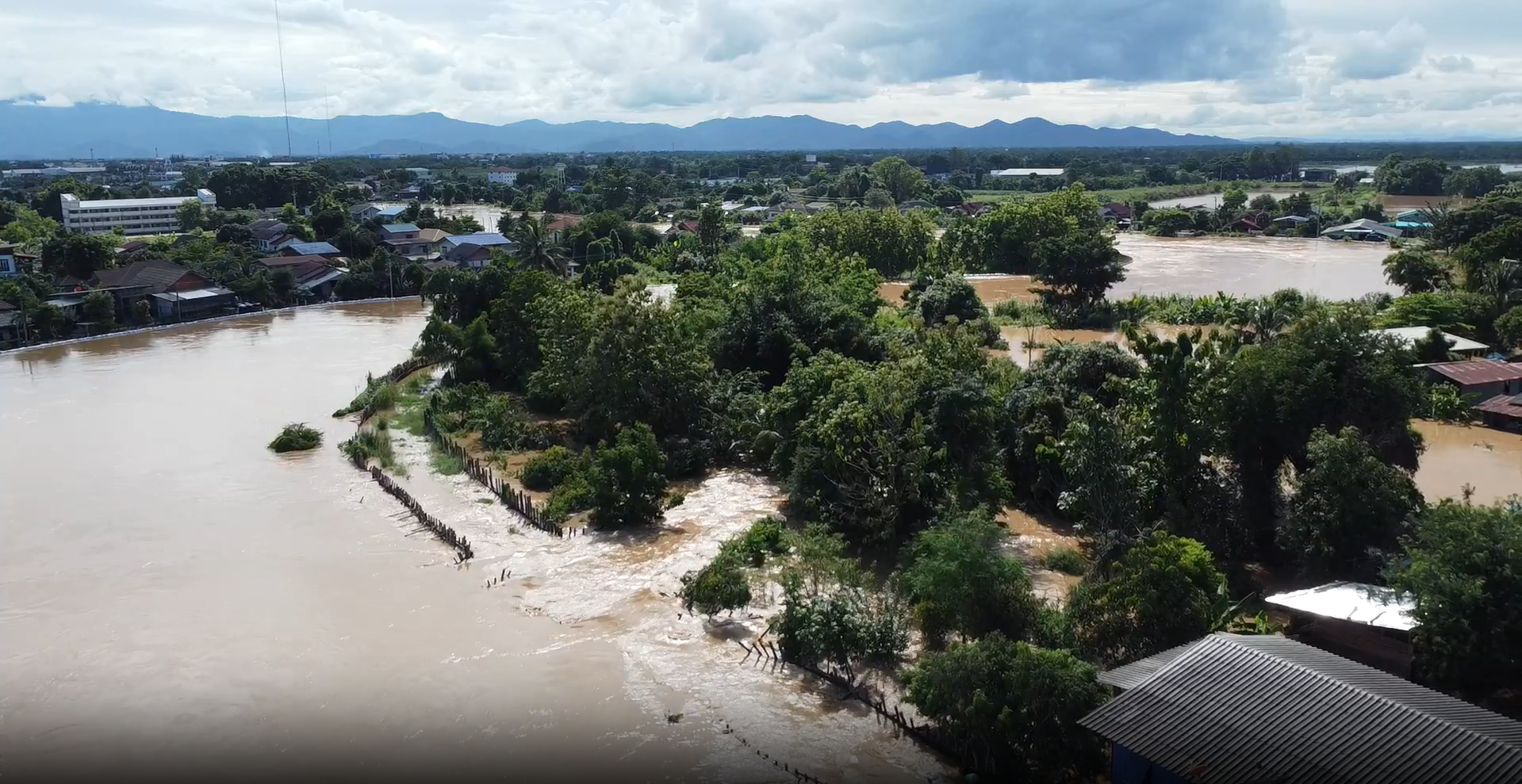 น้ำท่วมสุโขทัย พนังกั้นน้ำแตก - ลำปาง หนักที่สุดในรอบ 13 ปี น้ำท่วมสุโขทัย พนังกั้นน้ำแตก - ลำปาง หนักที่สุดในรอบ 13 ปี