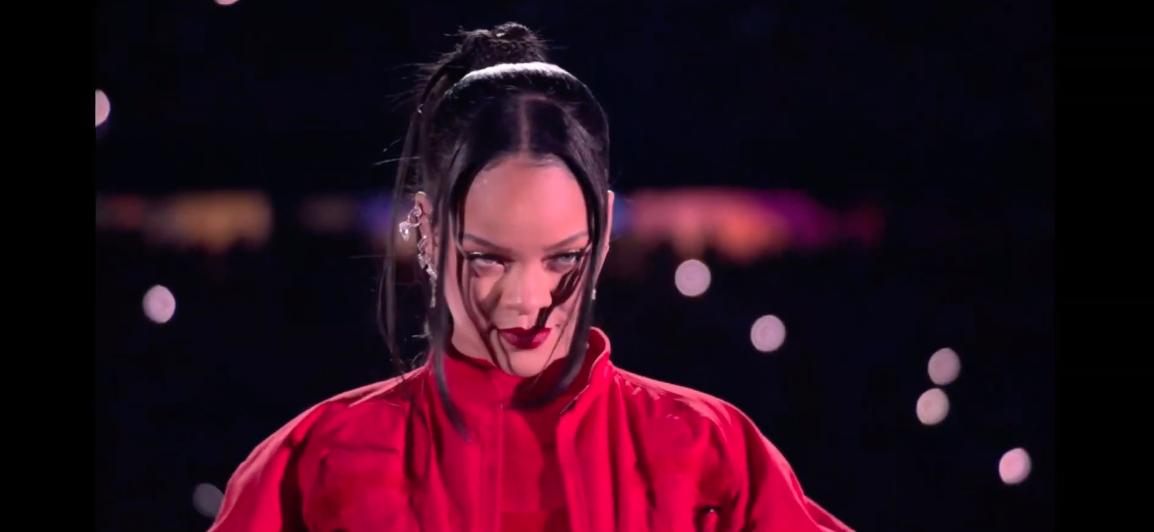 'ริฮานน่า' คัมแบ็ก!! คืนเวทีรอบ7ปี โชว์พักครึ่ง Super Bowl ลุคสีแดงเพลิง 'ริฮานน่า' คัมแบ็ก!! คืนเวทีรอบ7ปี โชว์พักครึ่ง Super Bowl ลุคสีแดงเพลิง