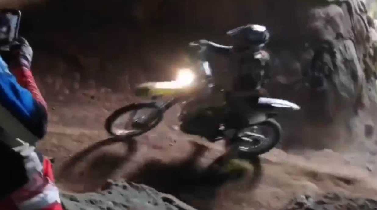 วิจารณ์ยับแก๊งโมโตครอสแข่งกันในถ้ำโบราณสถานกระบี่ จ่อเอาผิดดำเนินคดี วิจารณ์ยับแก๊งโมโตครอสแข่งกันในถ้ำโบราณสถานกระบี่ จ่อเอาผิดดำเนินคดี