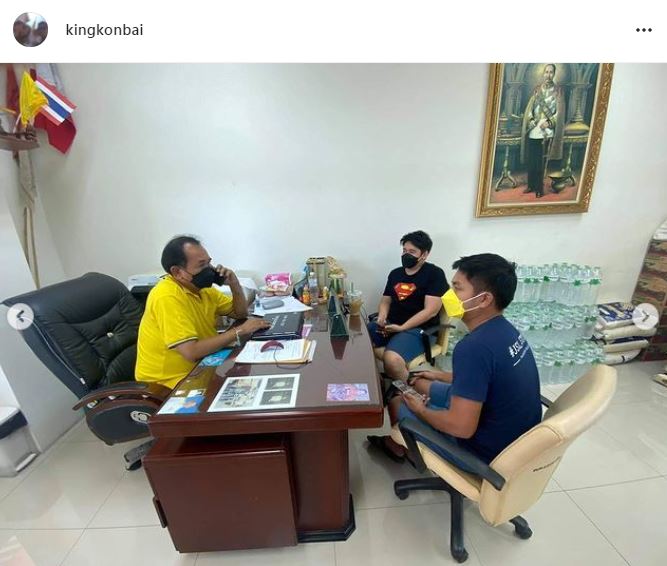 คิง ก่อนบ่าย ช่วยน้ำท่วมบางปู พร้อมมอบข้าวให้อาสา