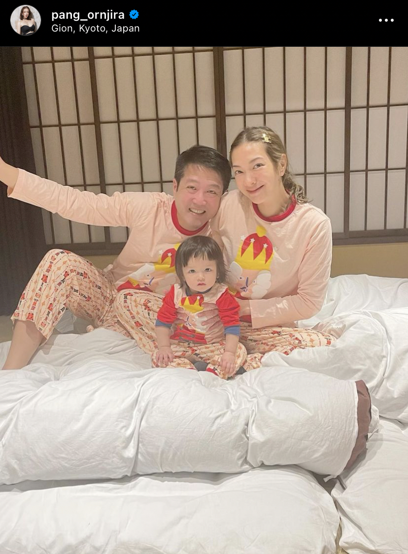 คิดว่าแฝดสาม! แป้ง อรจิรา อวดโมเมนต์ภาพครอบครัวพ่อแม่ลูกสุดคิ้วท์
