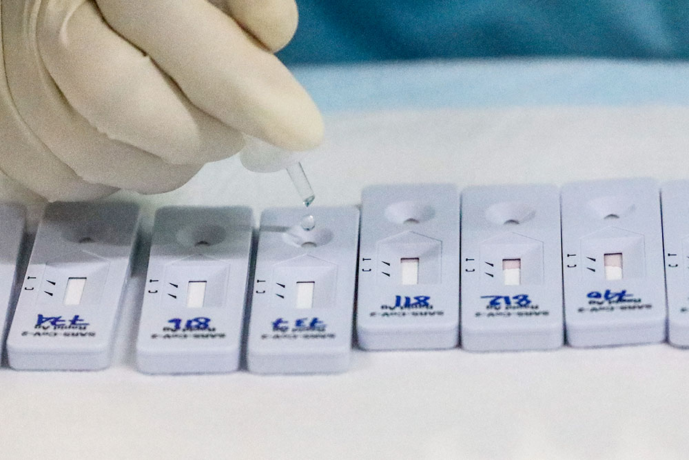 อย.แนะวิธีจับพิรุธ ATK ปลอม หลังทลายแหล่งผลิตพบยี่ห้อดังถูกปลอมเพียบ