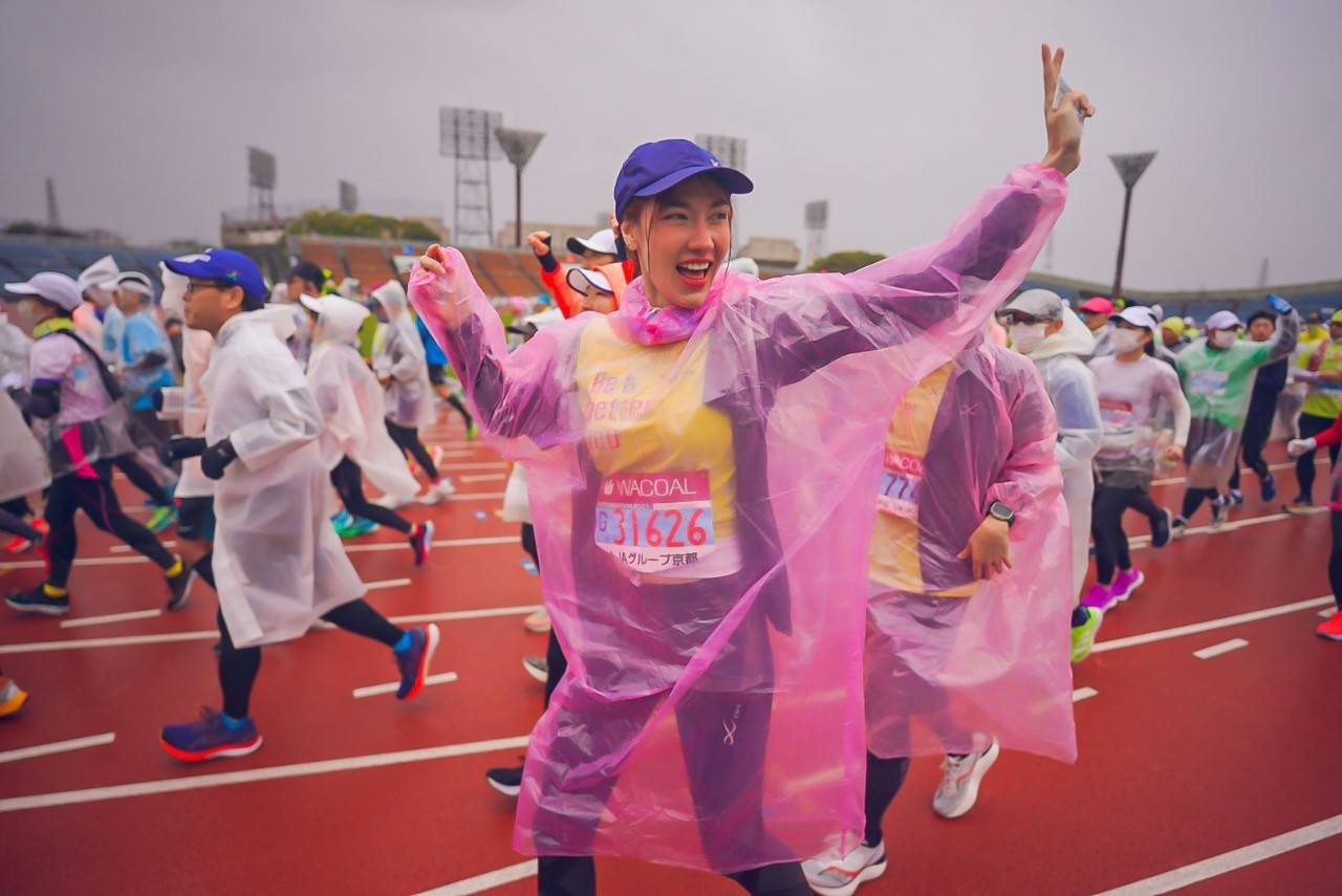 เต๋า สมชาย โชว์ซีนหวานจูบปากภรรยาขอกำลังใจวิ่ง KYOTO MARATHON 2023