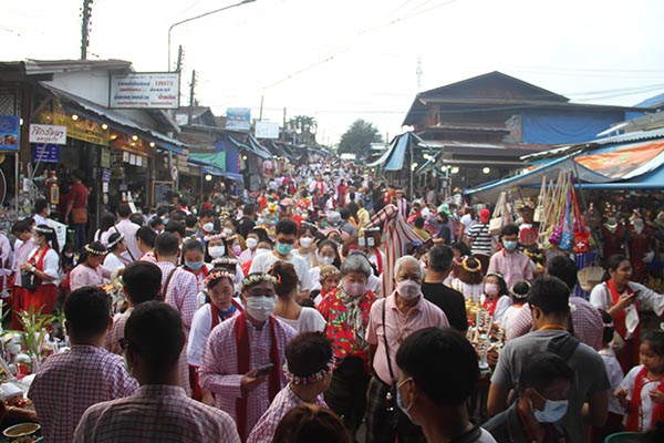 เปิดภาพนทท.เต็มสะพานไม้สังขละบุรี คาดเงินสะพัด 10 ล้าน เปิดภาพนทท.เต็มสะพานไม้สังขละบุรี คาดเงินสะพัด 10 ล้าน