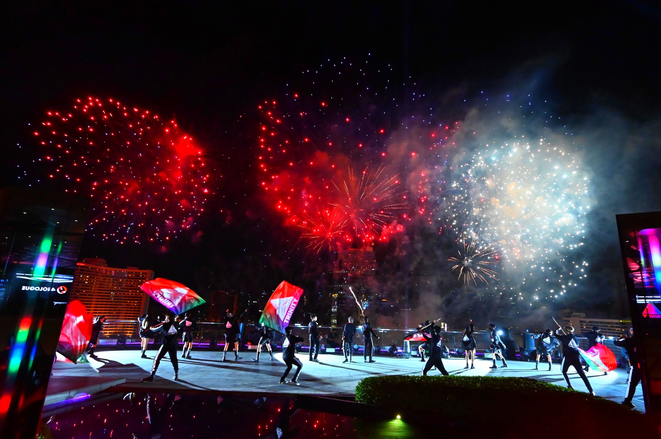 เปิดอัลบั้มสุดอลังการ TRINITY เล่นใหญ่ จุดพลุกลางแม่น้ำเจ้าพระยากว่าพันนัด เปิดอัลบั้มสุดอลังการ TRINITY เล่นใหญ่ จุดพลุกลางแม่น้ำเจ้าพระยากว่าพันนัด