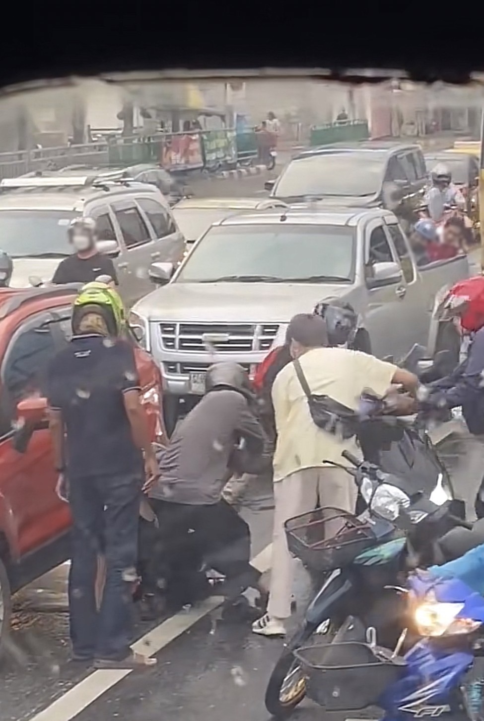 ชาวเน็ตชื่นชม คริส พีรวัส ช่วยคนประสบอุบัติเหตุบนถนน