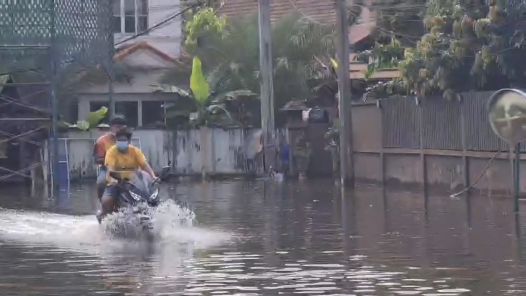 นนทบุรีพบ 3 หมู่บ้านดัง ถูกน้ำท่วม ชาวบ้านเดือดร้อนหนัก