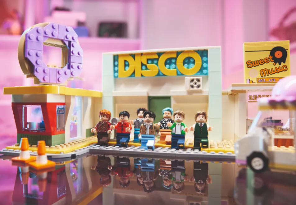 “LEGO” เปิดตัวร้านขายตัวต่อ ธีม Dynamite ของวง “BTS” “LEGO” เปิดตัวร้านขายตัวต่อ ธีม Dynamite ของวง “BTS”