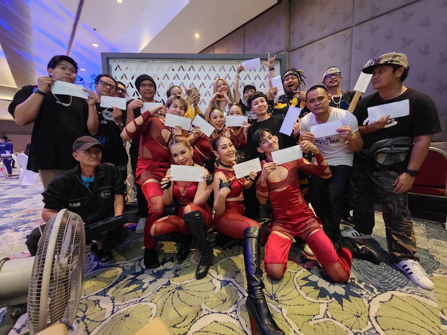 จ๊ะ นงผณี แจกโบนัสทีมงานแบบจุกๆ พร้อมขอบคุณที่เคียงข้างกันมา จ๊ะ นงผณี แจกโบนัสทีมงานแบบจุกๆ พร้อมขอบคุณที่เคียงข้างกันมา