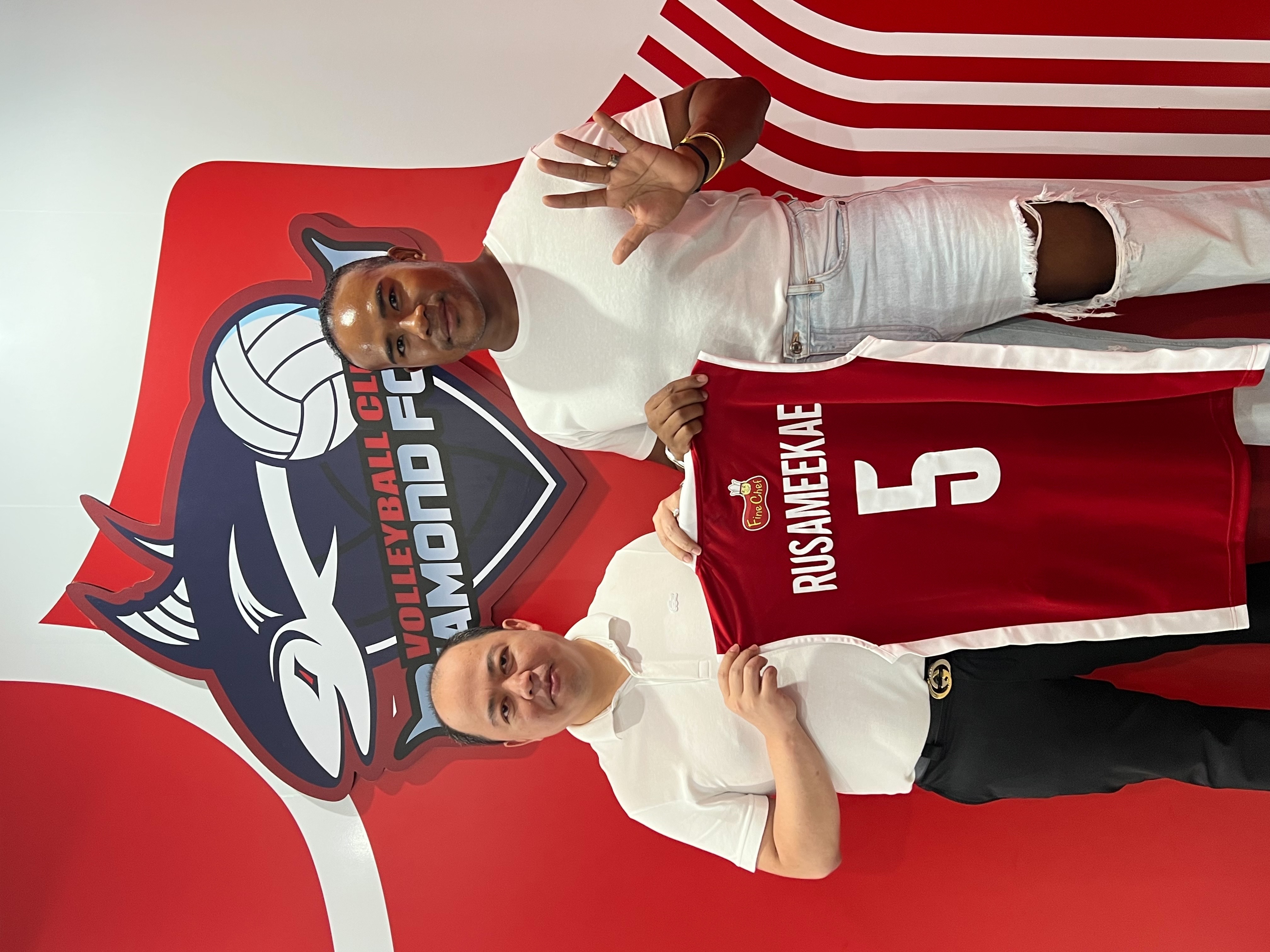 “รัศมีแข” เซ็นต์สัญญาเป็นนักวอลเลย์บอลอาชีพ!! “รัศมีแข” เซ็นต์สัญญาเป็นนักวอลเลย์บอลอาชีพ!!