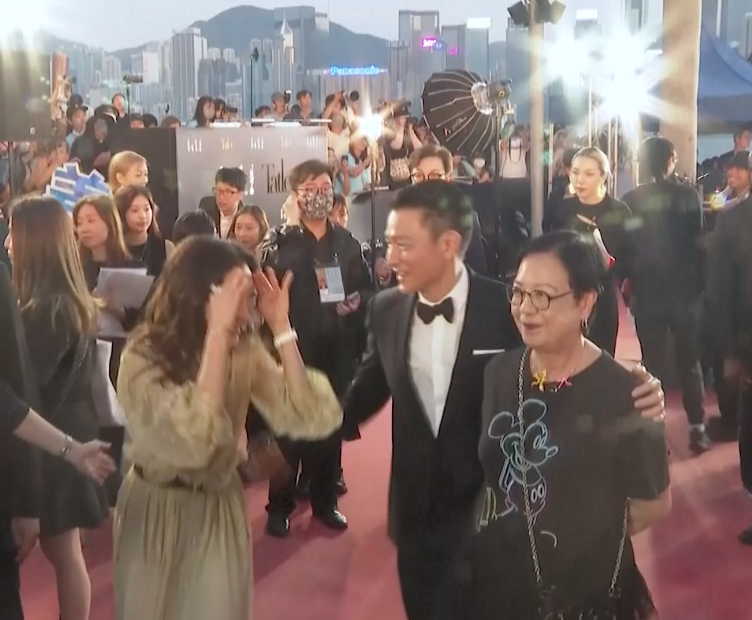ช็อตหายาก!! ‘หลิวเต๋อหัว - มิเชล โหย่ว’ กระทบไหล่ ที่งาน Hong Kong Film Awards