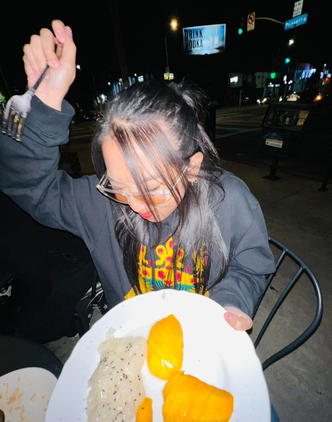 เหล่าคนบันเทิงตามเทรนด์แห่กิน ข้าวเหนียวมะม่วง