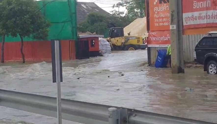 เปิดภาพน้ำทะเลหนุนสูงท่วม ตลาดปากน้ำ ถนนหลายสายจราจรติดขัด
