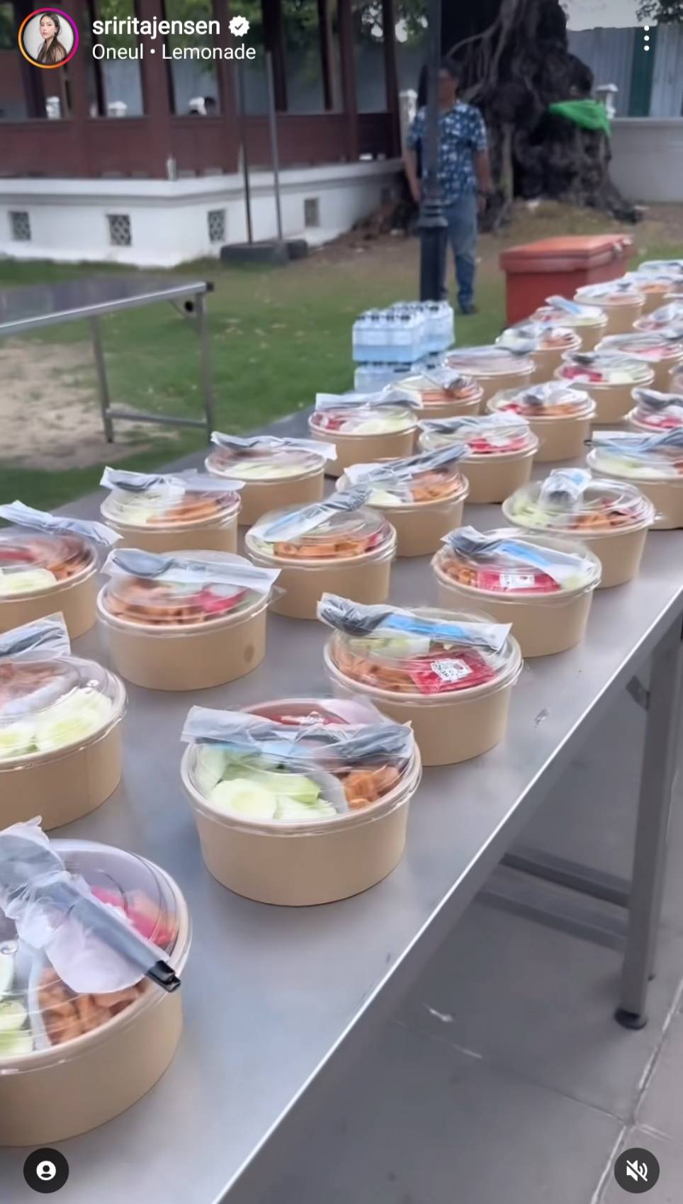 ศรีริต้า ควงลูกชาย น้องกวิณท์ เข้าครัวทำอาหารไปแจก เนื่องในวันเกิดสามี คุณกรณ์ ณรงค์เดช ศรีริต้า ควงลูกชาย น้องกวิณท์ เข้าครัวทำอาหารไปแจก เนื่องในวันเกิดสามี คุณกรณ์ ณรงค์เดช