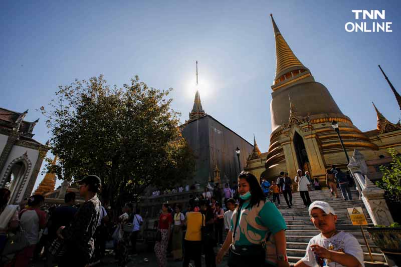 ปชช.แน่นหน้าวัดพระแก้ว สักการะ “พระแก้วมรกต” รับปี 2567