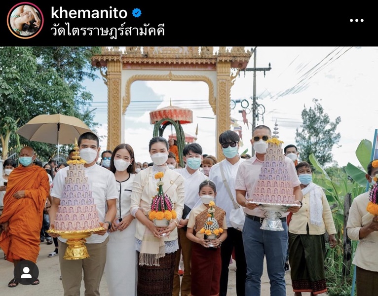 แพนเค้ก ควงสารวัตรหมี พร้อมครอบครัวทำบุญกฐิน สวมชุดไทยล้างห้องน้ำวัด