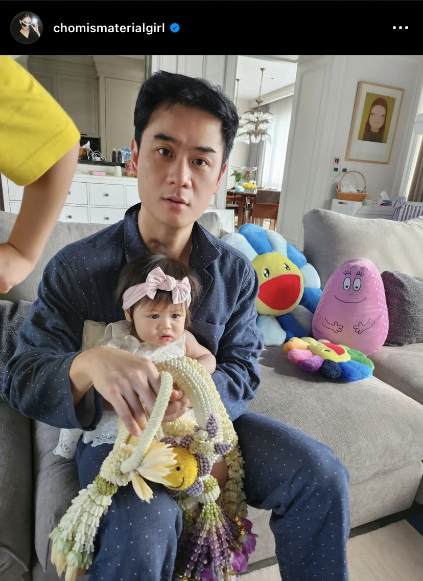 น่ารักเกินไปไหม! ชมพู่ เผยภาพ สายฟ้า-พายุ-แอบิเกล มอบพวงมาลัยให้คุณพ่อ น็อต