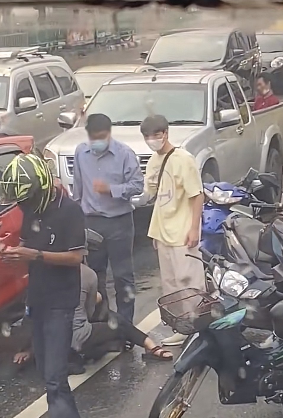 ชาวเน็ตชื่นชม คริส พีรวัส ช่วยคนประสบอุบัติเหตุบนถนน ชาวเน็ตชื่นชม คริส พีรวัส ช่วยคนประสบอุบัติเหตุบนถนน