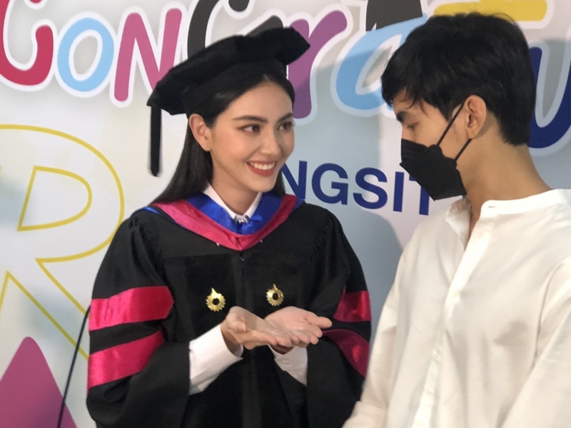 ใหม่ ดาวิกา รับปริญญาโท หวานใจหนุ่ม เต๋อ ฉันทวิชช์  ร่วมแสดงความยินดี