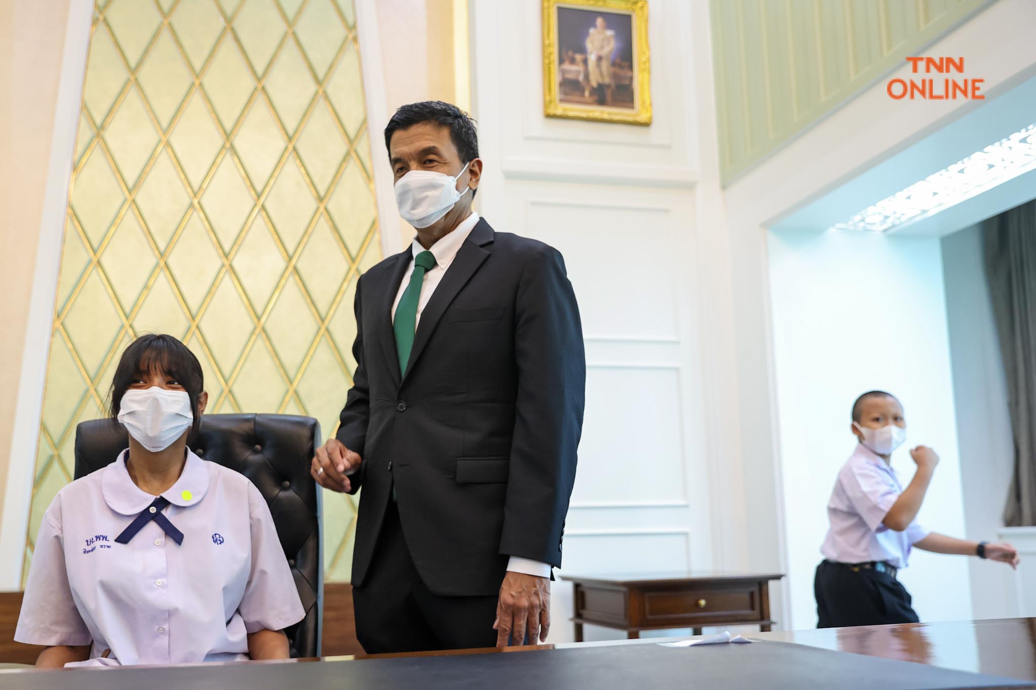 ชัชชาติเปิดห้องทำงาน ให้เด็กชมพร้อมนั่งถ่ายรูปช่วงวันเด็กแห่งชาติ ชัชชาติเปิดห้องทำงาน ให้เด็กชมพร้อมนั่งถ่ายรูปช่วงวันเด็กแห่งชาติ