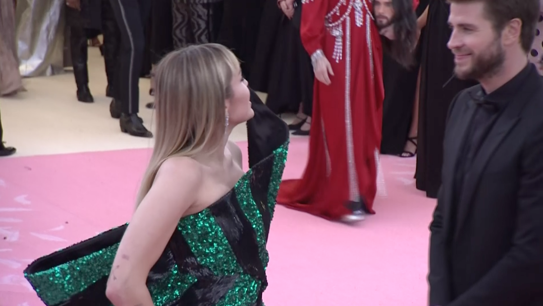 ให้หมายศาลแทนดอกไม้?!! ลือ 'เลียม เฮมส์เวิร์ธ' ฟ้อง 'ไมลีย์ ไซรัส' เพราะเพลง Flowers ให้หมายศาลแทนดอกไม้?!! ลือ 'เลียม เฮมส์เวิร์ธ' ฟ้อง 'ไมลีย์ ไซรัส' เพราะเพลง Flowers