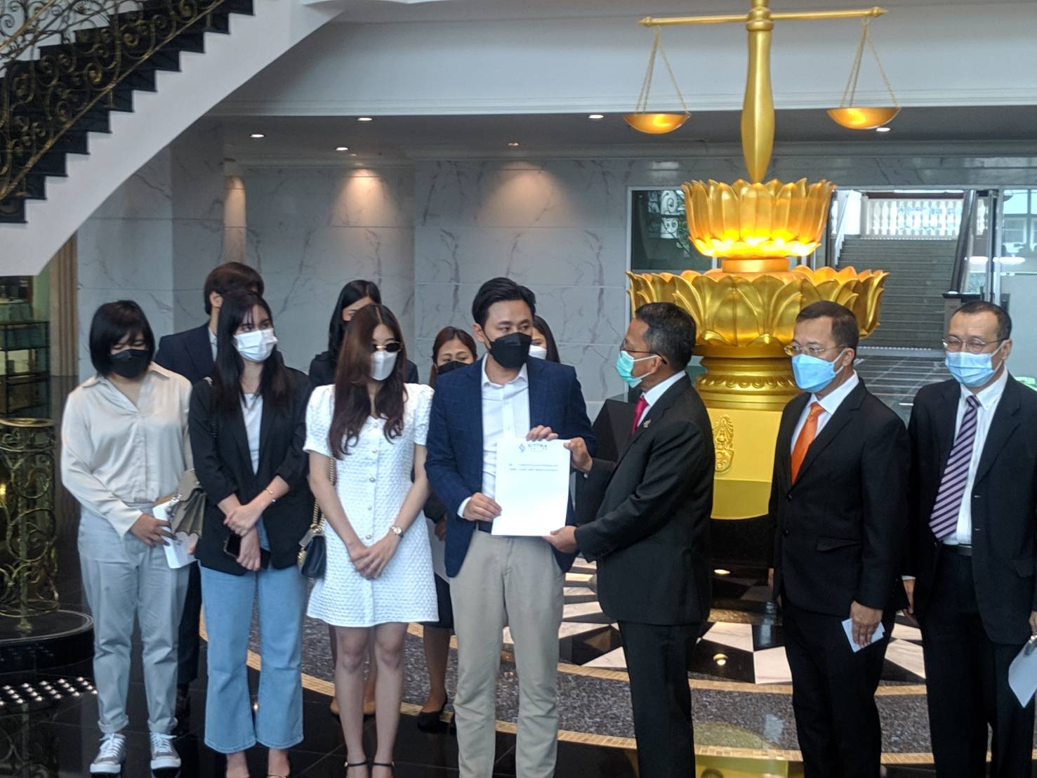 ทนายตั้ม นำนักแสดงสาว ใจบัว และอีกหนึ่งผู้เสียหาย พบ รมว.กระทรวงยุติธรรม ทนายตั้ม นำนักแสดงสาว ใจบัว และอีกหนึ่งผู้เสียหาย พบ รมว.กระทรวงยุติธรรม