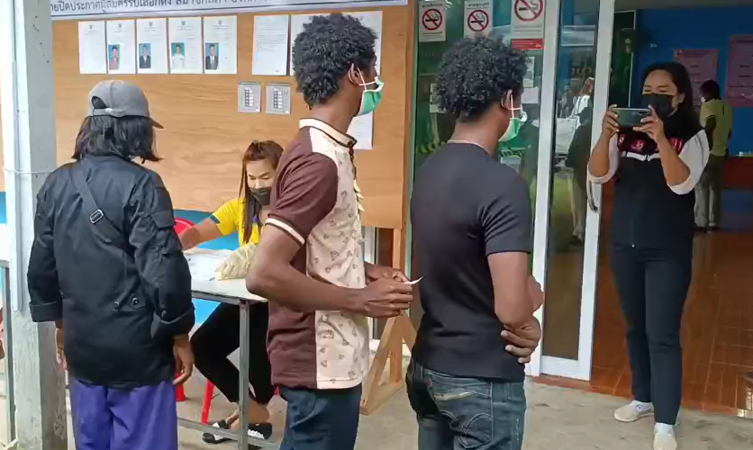 เลือกตั้งอบต. 2564 คึกคัก ปชช.ทยอยใช้สิทธิ ชาวมานิออกจากป่าเข้าคูหา