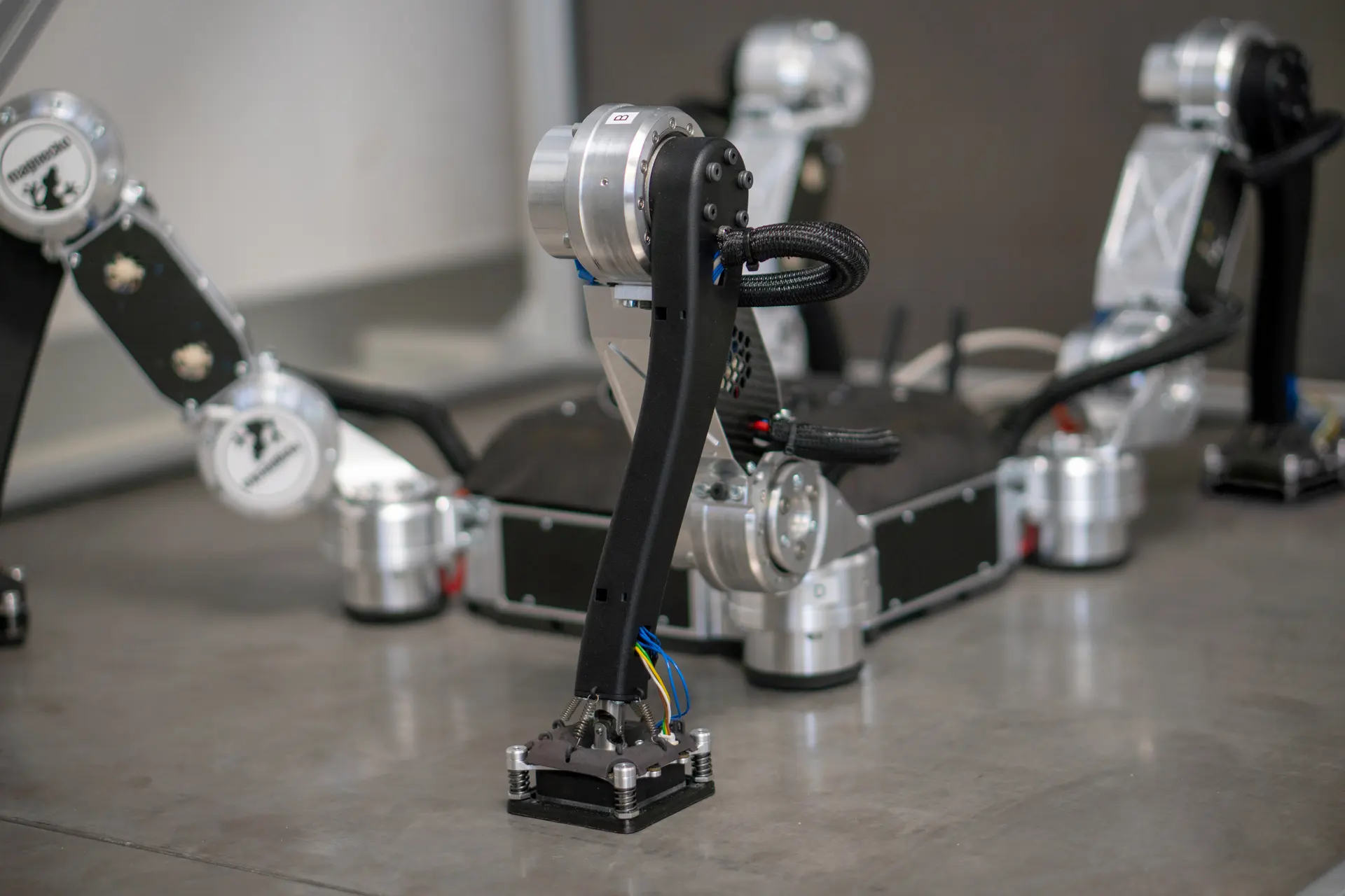 หุ่นยนต์เท้าแม่เหล็กตรวจสอบที่สูง แรงบันดาลใจจากตุ๊กแก หุ่นยนต์เท้าแม่เหล็กตรวจสอบที่สูง แรงบันดาลใจจากตุ๊กแก