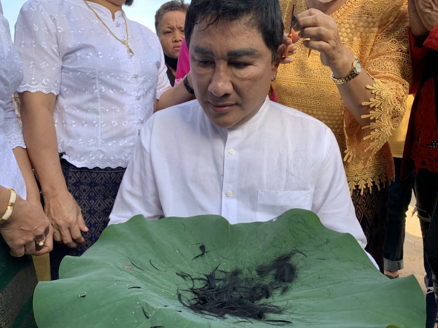 ฤกษ์งามยามดี เอกชัย ศรีวิชัย ปลงผมบวช วัดท่าแค่