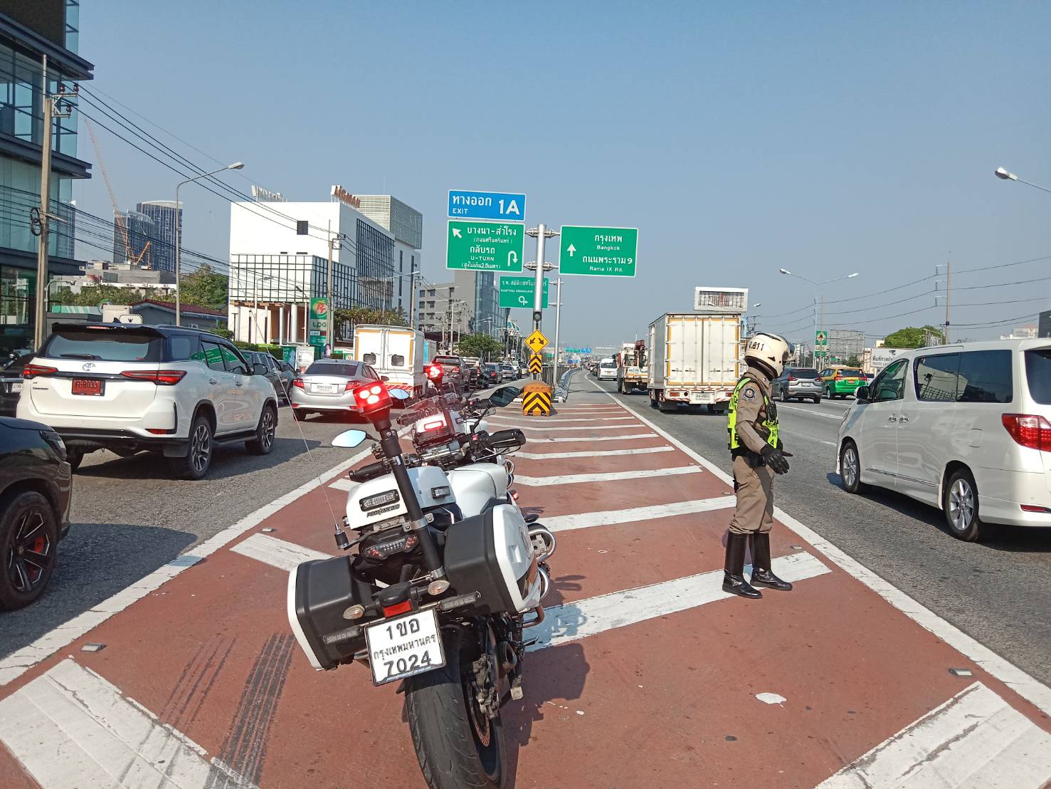 ด่วน! รถบรรทุกแก๊ส พลิกคว่ำ ถังแก๊สระเบิด บนมอเตอร์เวย์ขาเข้า ด่วน! รถบรรทุกแก๊ส พลิกคว่ำ ถังแก๊สระเบิด บนมอเตอร์เวย์ขาเข้า