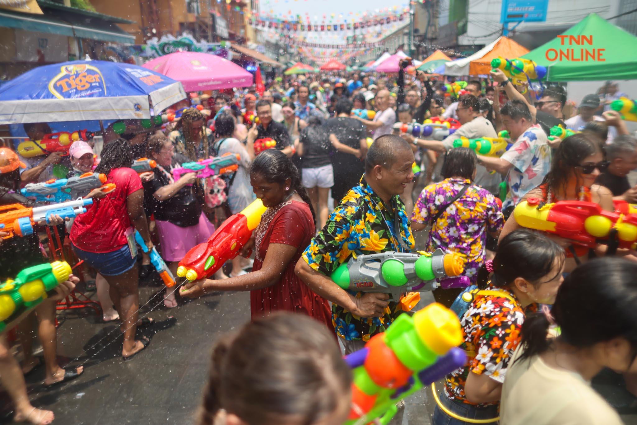 เริ่มแล้วสงกรานต์ข้าวสาร นทท.เล่นสาดน้ำกันคึกคัก เริ่มแล้วสงกรานต์ข้าวสาร นทท.เล่นสาดน้ำกันคึกคัก
