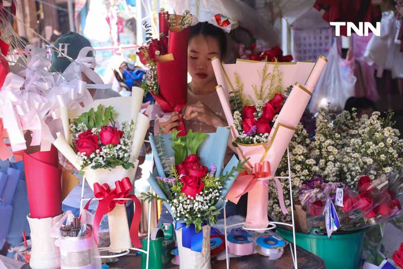 ปากคลองตลาดคึกคัก ปชช.เลือกซื้อดอกไม้ก่อนวันวาเลนไทน์