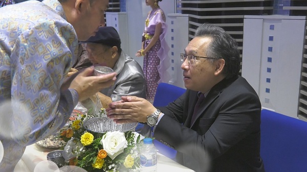 พิธีรดน้ำดำหัวขอพรศิลปินแห่งชาติ เนื่องในประเพณีสงกรานต์ (มีคลิป)